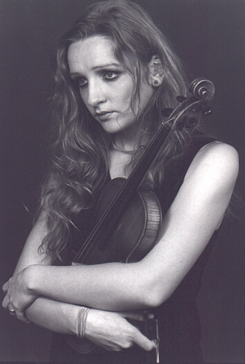 Anne de Wolff spielt Geige,
Akkordeon,  Bratsche, Po-
saune und seit der "Zucker-
tour" 1999 auch Bass und
Flte. Sie untersttzt die stol-
zen Rosen auch durch ihren
Backgroundgesang.